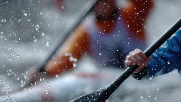 paddles splash water